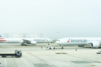 机场上有两架美国航空公司的飞机